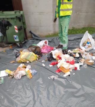 Izstopa predvsem nepravilno odložena embalaža.